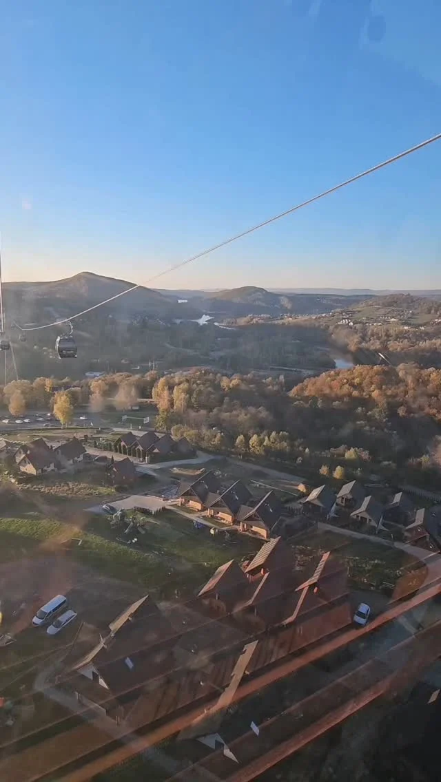 Planowanie podróży z dzieckiem to trochę jak gra w Tetrisa. Wszystkie elementy muszą do siebie pasować, a pomiędzy uciechy dla dorosłych musimy umiejętnie powciskać również atrakcje bombelkowe 🥵 A jeśli znajdziemy miejsce, z którego zarówno stary jak i młody wyjdzie zadowolony, to jest to jak trafienie szóstki w totka!  📍Lokalizacja
Takim spotem był dla nas Park Rozrywki Tajemnicza Solina - malowniczo położony nad zaporą solińską. W pobliżu znajduje się płatny parking, skąd można udać się do stacji kolejki gondolowej i wjechać nią do parku.  📸 Atrakcje
Spotykamy tam legendarnych mieszkańców Bieszczad – przyjazne Czady i niebezpieczne Biesy. Odwiedzający pomagają Czadom, wykonując różne zadania, które prowadzą przez Czadowy Tor Sprawnościowy, tajemniczą studnię, osadę olbrzymów i inne interaktywne atrakcje. Za wykonane zadanie otrzymuje się pieczątkę do specjalnej mapki. Dodatkowym bonusem jest opcja dostania się tam kolejką gondolową, która umożliwia podziwianie jeziora i zapory z lotu ptaka.  🍔 Gastronomia
Park oferuje dużo miejsc, gdzie możemy coś przekąsić - kawiarnia z wieżą widokową, Karczma Jawor, bistro w Wiosce Czadów.  💰Ceny
Ceny biletów są zróżnicowane, my zapłaciliśmy 89 zł za osobę dorosłą (przejazd kolejką + wstęp do parku).  #PodróżeZDzieckiem #RodzinnePodróże #WakacjeZDzieckiem #ParkRozrywki #Solina #Bieszczady #CzadoweAtrakcje #PolskaNaWakacje #PodróżePoPolsce #AtrakcjeDlaDzieci #WidokZGondoli #MalowniczeMiejsca
#Beskidy #WidokiZPolski #PodróżeZRodziną #RodzinneAtrakcje #PodróżowanieZDzieckiem #TurystykaRodzinna #ZwiedzaniePolski
#ZaplanujPodróż #WakacyjnePrzygody #discoverpoland #pomyslnapodroz #podróżnicy