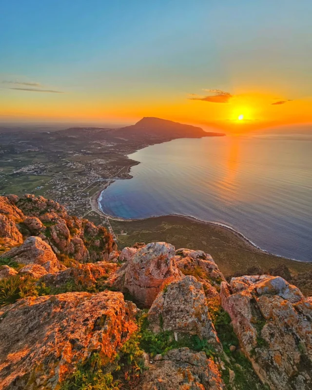 📍 Monte Cofano, Cornino, Sycylia  Kylo: Już pierwszy rzut oka po przyjeździe do naszego sycylijskiego mieszkania wystarczył, by obdarzyć tę górę szacunkiem. Samotna, górująca nad okolicą, złowrogo opadająca ku morskim falom - budząca podziw. A potem przyszła myśl - najpierw nieśmiała, potem coraz bardziej nachalna. "A może by tak ją zdobyć?"  Pobieżne sprawdzenie wysokości - 659 m. "Phi, co to jest?". Choć z poziomu morza to już nie tak mało. Obejrzenie filmiku z wejścia - jeden szczególnie niebezpieczny fragment, wchodzenie na półkę skalną po linie.Nie wygląda to źle, ale pewna obawa jest. Jest też jednak przekonanie, że jeśli nie stanę na szczycie, ten wyjazd nie będzie w pełni udany.  No dobra, koniec tego powieściopisarstwa 😅 Choć jestem pewien, że Wam też przydarzyły się takie miejsca, które zwyczajnie musieliście odwiedzić, by zaspokoić swój wewnętrzny zew... Czekam na Wasze opowieści!